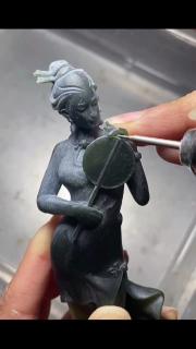 和田玉青玉细腻干净杂质少,颜色深沉大气