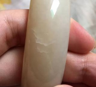 什么鬼!好好的和田玉莫名其妙出现裂纹,棉絮?